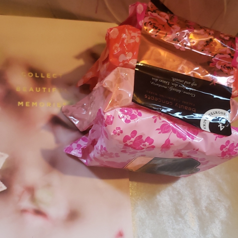 🌹 NWT 4 pack of makeup wipes